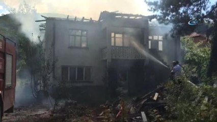 Yangında İki Katlı Ev Kullanılamaz Hale Geldi