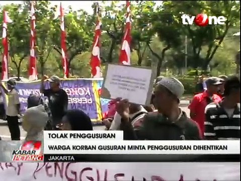 Warga Korban Penggusuran Demo di Kantor Gubernur DKI