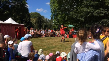 Le théâtre des monstres met l’ambiance au parc de la Fossette