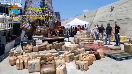 إيطاليا تضبط 20 طناً من الحشيش بخزان وقود سفينة بالمتوسط