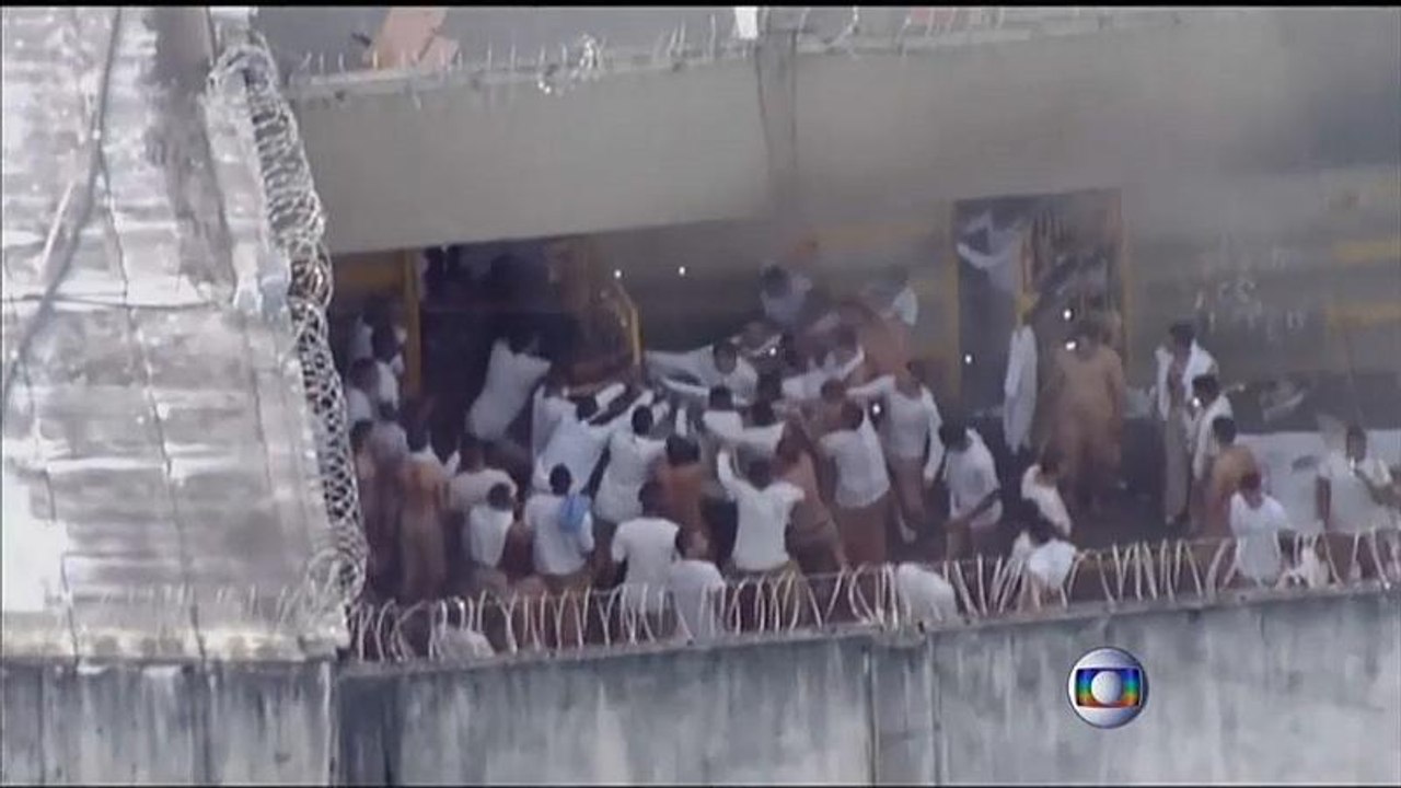 شاهد: سجناء يحتجزون رهائن ويستولون على سجن بالبرازيل