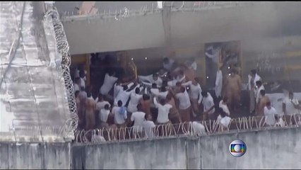 شاهد: سجناء يحتجزون رهائن ويستولون على سجن بالبرازيل