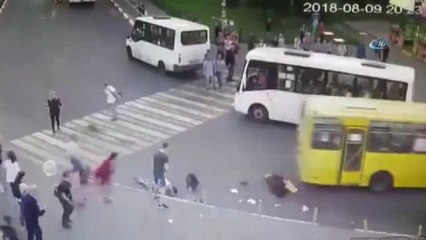 Vatandaşlar İki Otobüsün Arasında Sıkıştı