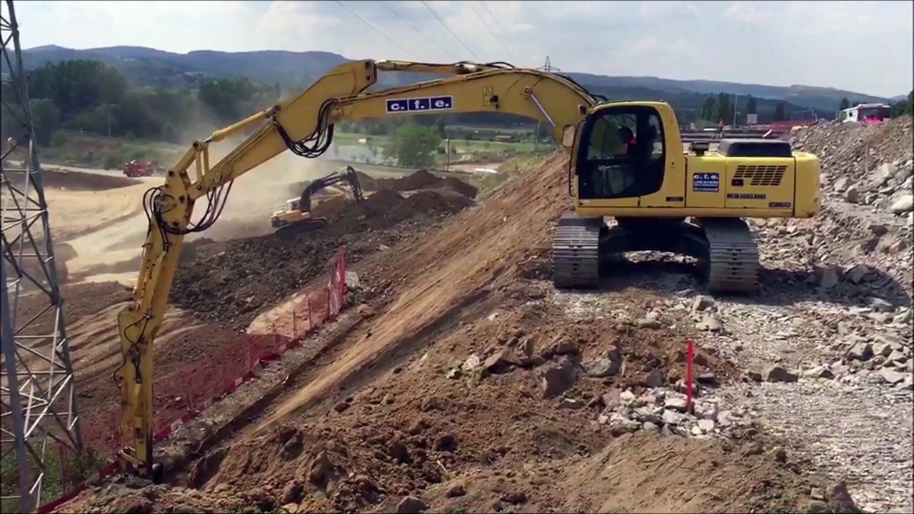 Matériel CFE Location E215 New Holland avec portée de 15M sur chantier
