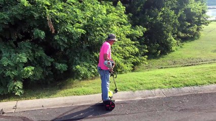 Coupe-bordure avec un gyropode