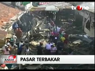 Ratusan Pedagang Mengais Sisa Barang di Pasar Sumber