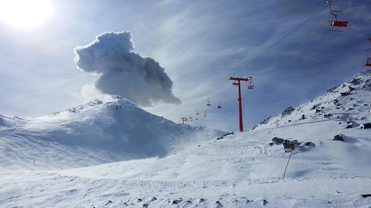 Vulkanausbruch bei Skigebiet in Chile