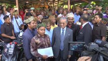 Tun M assures the Orang Asli that he will resolve land encroachment issue