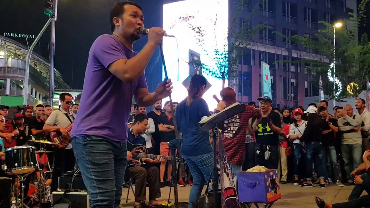 anak dara dari  indonesia  tERSENYUM AJE bila izzi mengusiknya diredeem buskers,SINGKONG DAN KEJU