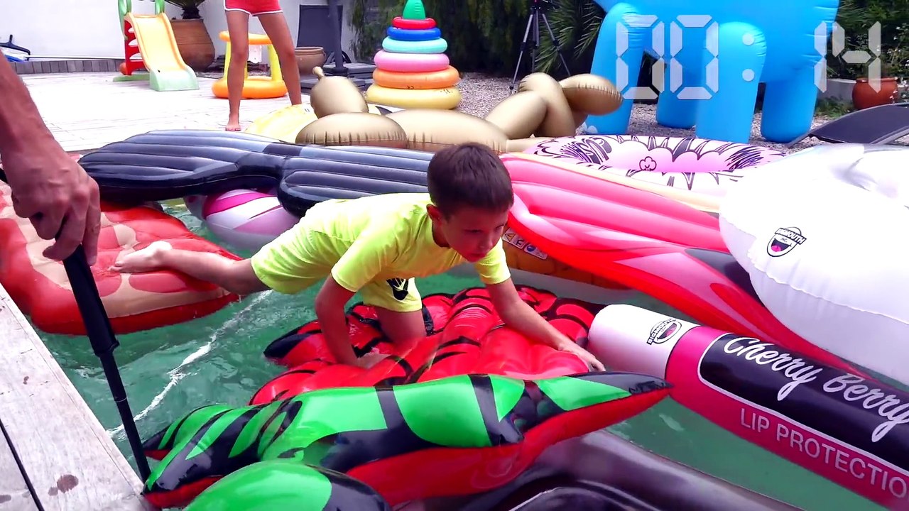 Катя заставила всех купаться в бассейне на скорость или family Fun play time in the swimming pool