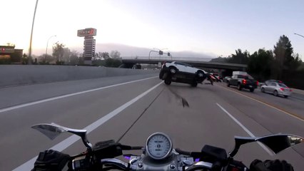 Un motard percuté par un SUV pendant un accident