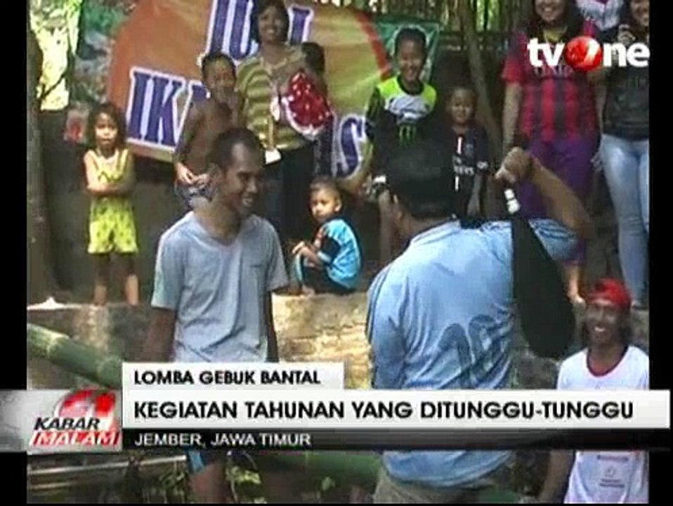 Serunya Lomba Gebuk Bantal di Jember