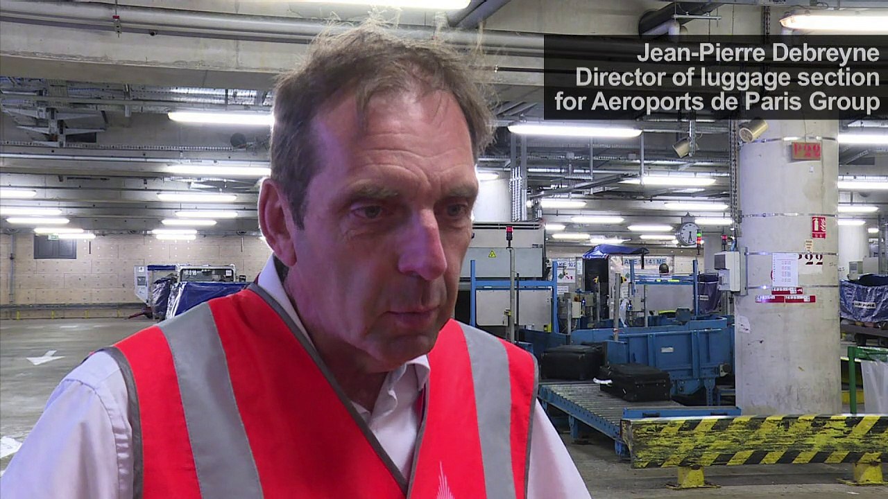 Behind the scenes of baggage screening in Roissy airport