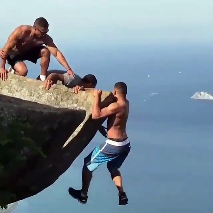 Joven quiso tomarse una peligrosa selfie y por poco cae al vacío (VIDEO)