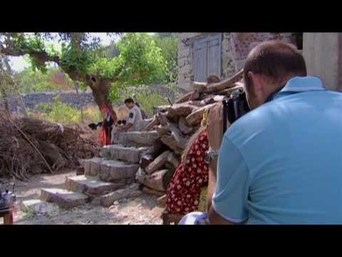 بديعة تكشف عن ساقيها امام الغربتلية - مسلسل ضيعة ضايعة - الجزء الأول ـ الحلقة 18 - الضيوف