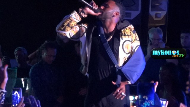 Η ΣΥΝΑΥΛΙΑ ΤΟΥ ΠΑΓΚΟΣΜΙΟΥ ΣΤΑΡ JASON DERULO ΣΤΗΝ ΜΥΚΟΝΟ ΜΕ ΤΟΝ ΝΑΡΘΗΚΑ ΣΤΟ ΧΕΡΙ ΚΑΙ ΟΙ ΤΡΕΙΣ ΣΕΞΥ ΧΟΡΕΥΤΡΙΕΣ ΠΟΥ ΕΚΛΕΨΑΝ ΤΗΝ ΠΑΡΑΣΤΑΣΗ