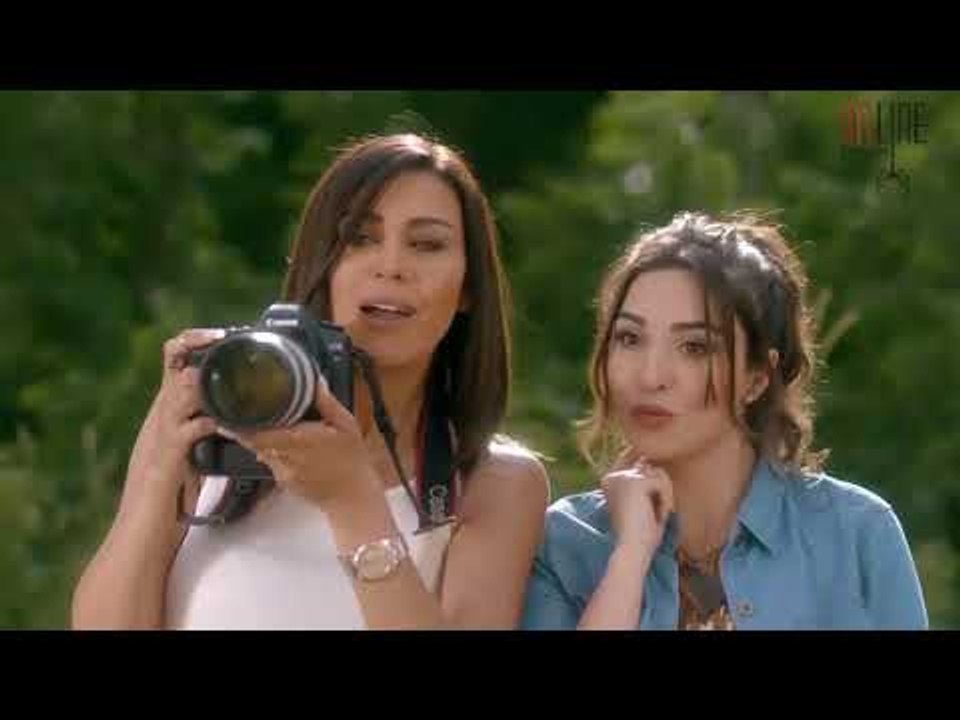 لين تعمل فوتغرافر  للموديل وتشرح لها كيف تاخد وضعية العاشقة  - نادين الراسي -  مسلسل قصة حب