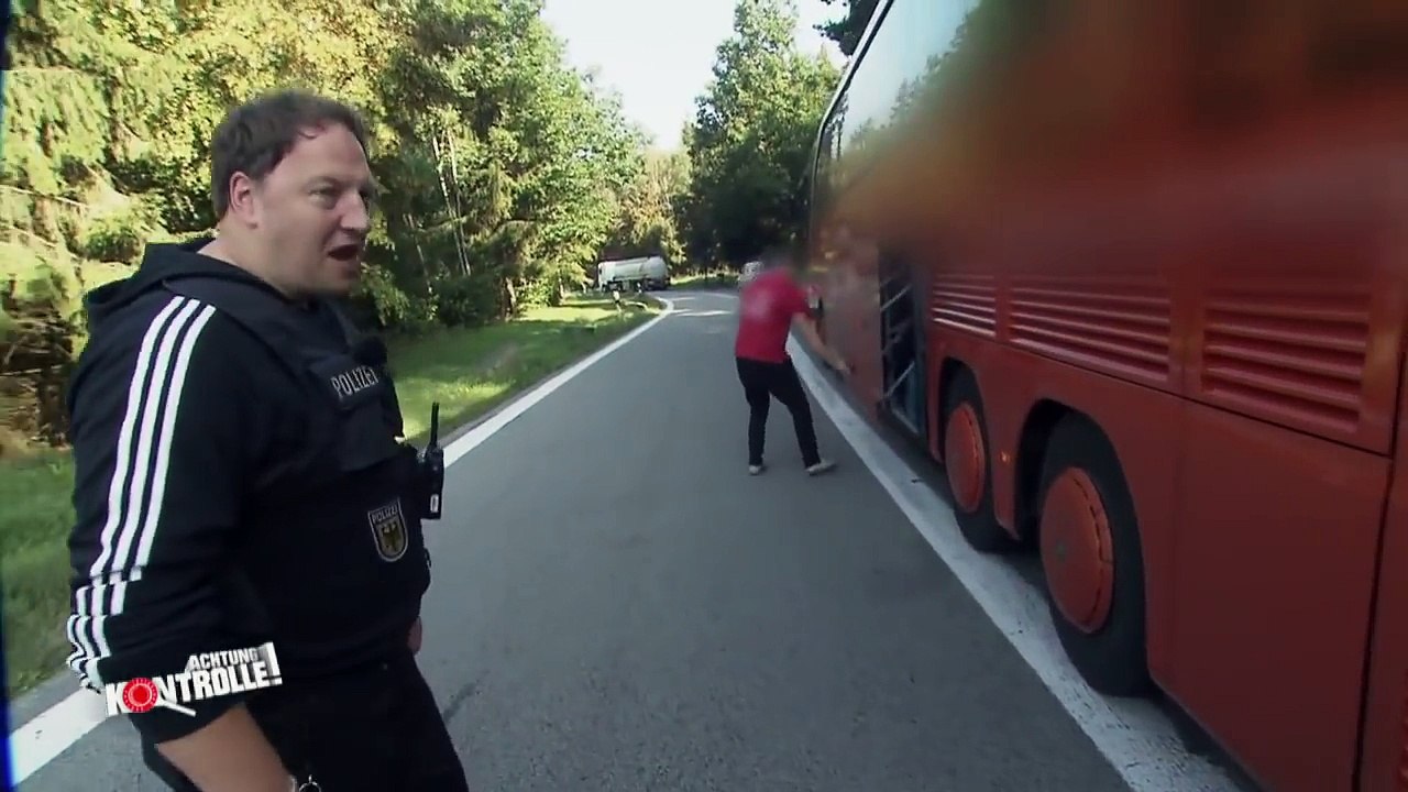 Eine der am meisten genutzten Flüchtlingsrouten: Reisebuskontrolle! | Achtung Kontrolle | kabel eins