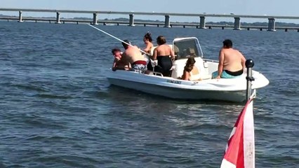 2 amis en viennent aux mains sur un bateau... Bonne ambiance