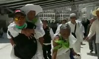 Penolong Jemaah Haji Bersiaga di Masjidil Haram