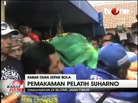 Ribuan Aremania Iringi Pemakaman Suharno