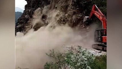 विस्थापितों के घरों सहित बाग बगीचे एवं कृषि भूमि भूस्खलन की जद में