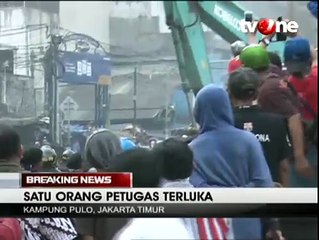 Warga Kampung Pulo Bakar Alat Berat