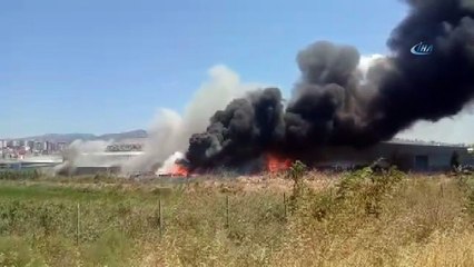 Plastik fabrikası alevlere teslim oldu