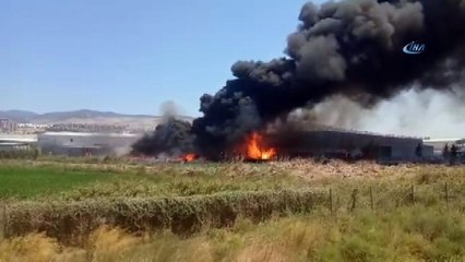 Plastik fabrikası alevlere teslim oldu