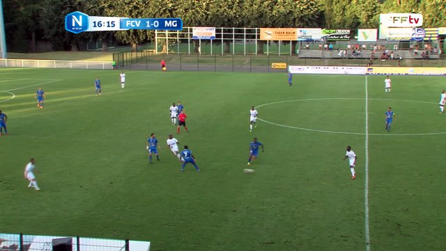 Centre dans la surface mais personne à la réception du ballon.