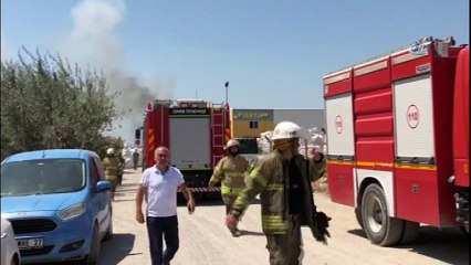 İzmir'deki fabrika alev alev yandı