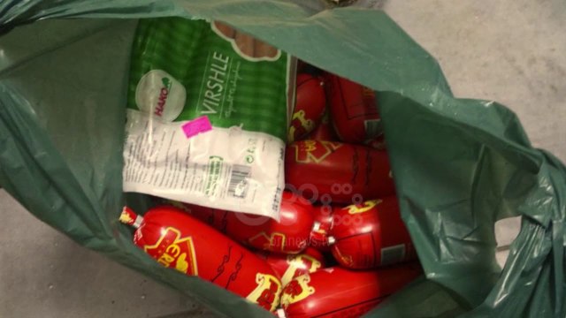 Ora News - Tregtonin produkte të skaduara, mbyllen 6 minimarkete në Klos