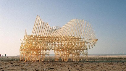 شاهد : فنان هولندي يبعث الحياة في مخلوقات صنعها على الشاطئ