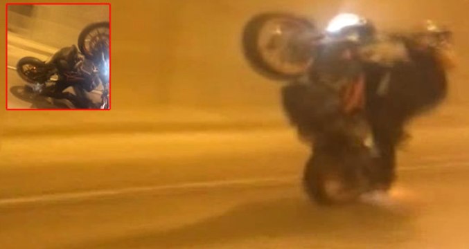 Trafikte Tek Teker Üzerinde Şov Yapan Motosiklet Sürücüsünün Kaza Anı Kamerada
