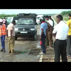 Tải video: The calf had fallen into an open manhole in Hambantota, the region known for its open, green jungles and where hundreds of wild elephants roaming freely. Cred