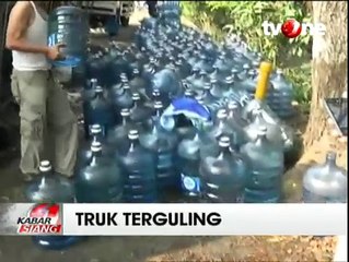 Truk Pengangkut Galon Air Terguling di Depok