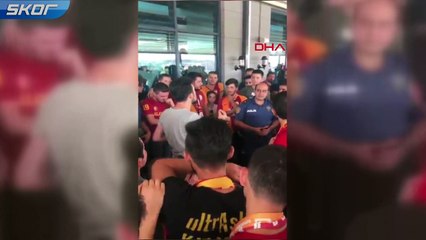 Video herunterladen: Fenerbahçeli komiser, Galatasaraylı taraftarlarla tezahürat yaptı