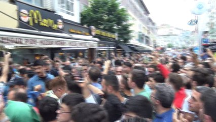 Cumhurbaşkanı Erdoğan Rize’de bir kafeye girerek vatandaşlarla sohbet etti