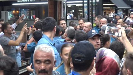 Cumhurbaşkanı Erdoğan Rize'de Bir Kafeye Girerek Vatandaşlarla Sohbet Etti