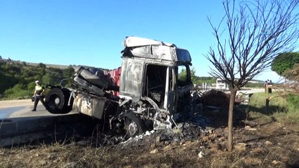 Kastamonu’da  kaza yapan hurda yüklü tır alev aldı