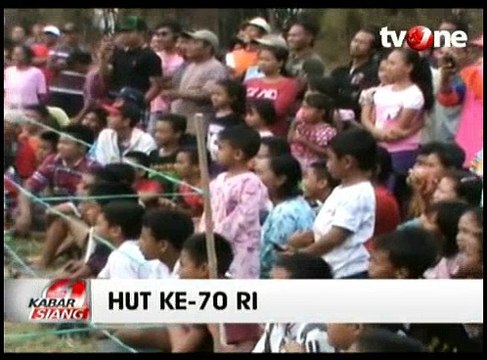 Warga Magetan Ikuti Perlombaan Lomba Panjat Pohon Pisang