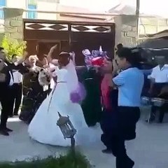 عريس عصب وغااااار من طريقة رقص عروستو بيوم عرسهم.... معو حق بصراحة