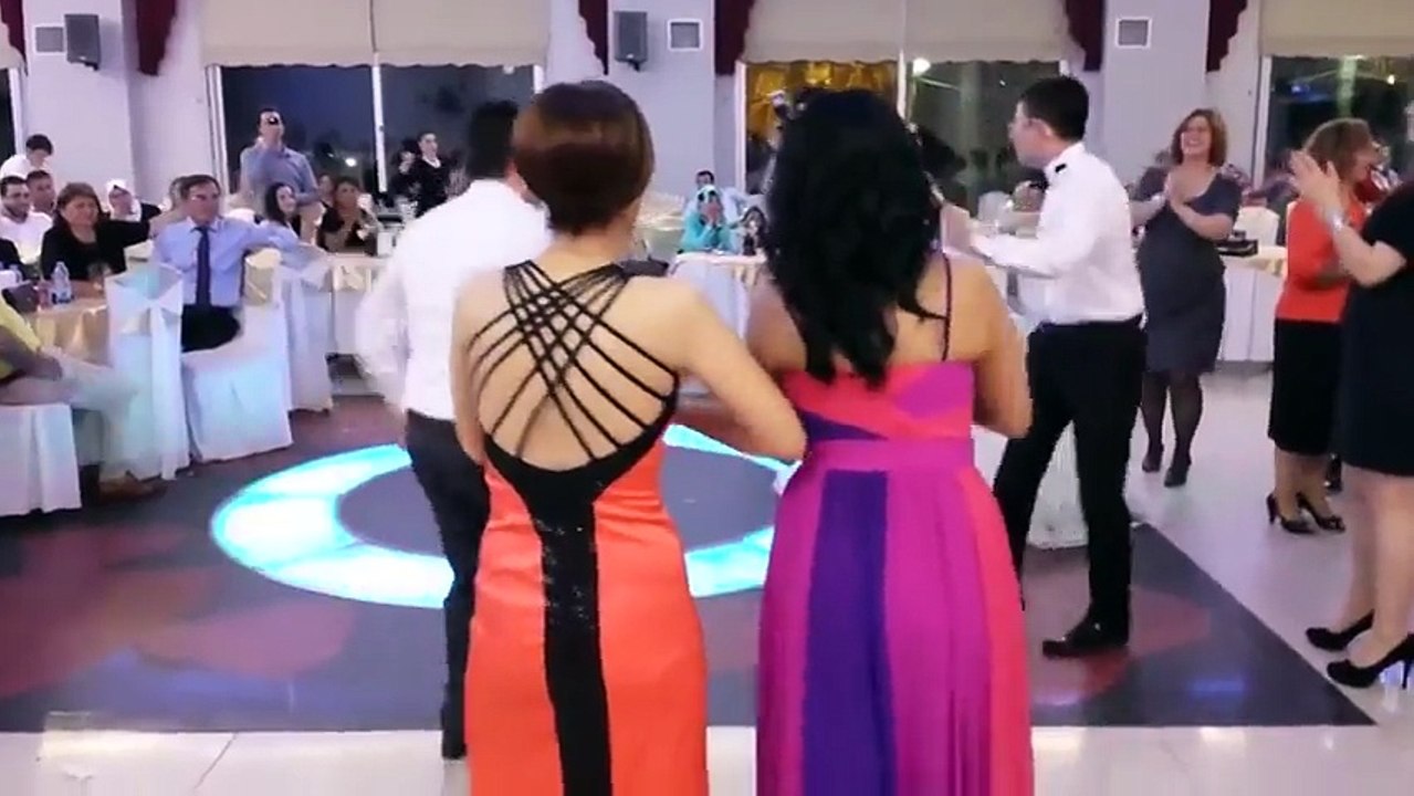 رقص اخوان العروس مع العروس التركية ...انهبلوا ههههه روعة
