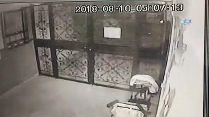 Önce yüzlerini kapattı sonra kameranın yönünü değiştirdiler