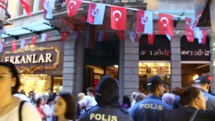 Fransız Gelinin Bir Binanın Balkonundan Kopan Mermer Parçası Düştü