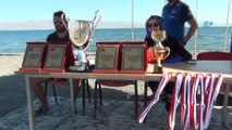 Erciş Belediyespor Plaj Futbol Takımı madalyalarını miniklere armağan etti