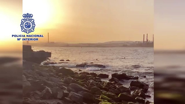 Policía Nacional rescata a migrante que saltó al mar frente a Cate de San Roque, Algeciras, Cádiz
