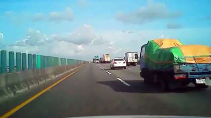 Video herunterladen: Un camion transportant des poulets se renverse sur l'autoroute