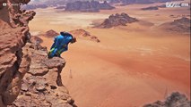 Une wingsuit exaltante saute au milieu du désert jordanien