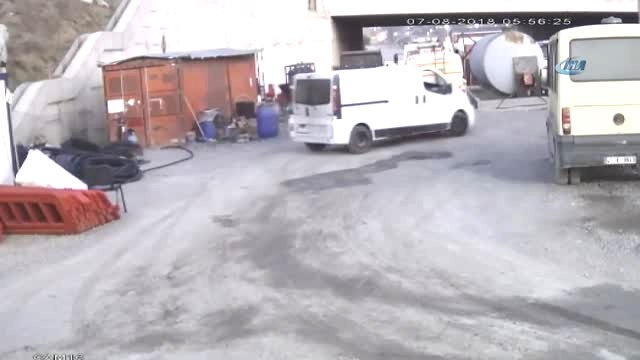 Önce Araçların Tekerlerini Patlattılar Sonra Depoyu Soydular... O Anlar Kamerada